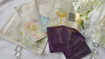 Een haardroger, handdoeken