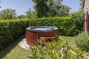Outdoor spa tub - Sweet Home Ana with jacuzzi (Kanfanar)