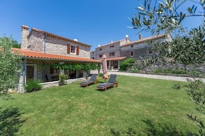 Property grounds - Sweet Home Ana with jacuzzi (Kanfanar)