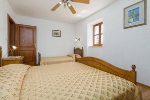 1 dormitorio, escritorio, tabla de planchar con plancha y wifi