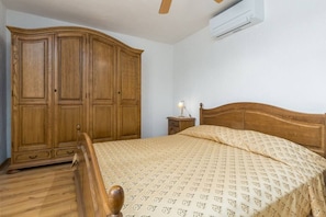 1 quarto, escrivaninha, ferros/tábuas de passar roupa, Wi-Fi