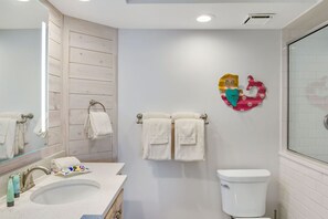 Combined shower/bathtub, towels