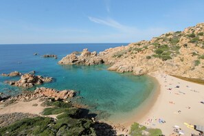 Una spiaggia nelle vicinanze