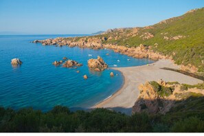 Una spiaggia nelle vicinanze