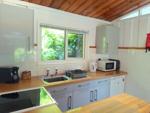 Fridge, microwave, oven, stovetop - Bantry Cottage, Bude Holidays in Crackington Haven (Bude)