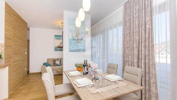 Appartement (Two Bedroom Apartment with Terrace) | Salle à manger