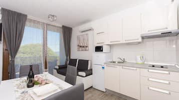 Appartement (Comfort 1 Bedroom Apt with Terrace) | Privékeuken | Een koelkast, een magnetron, een waterkoker