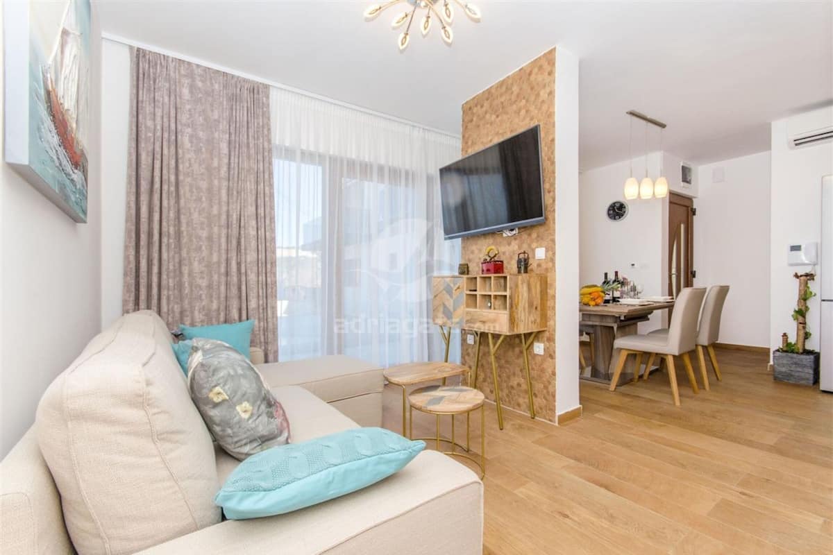 Lägenhet (Two Bedroom Apartment with Terrace) | Vardagsrum | Platt-tv