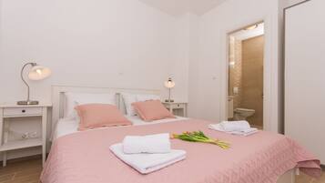 Apartment (Comfort 1 Bedroom Apt with Terrace) | 6 bedrooms, free WiFi, bed sheets