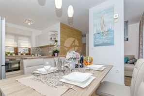 Leilighet (Two Bedroom Apartment with Terrace) | Spisestue