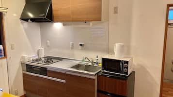 Fridge, microwave, stovetop, cookware/dishes/utensils