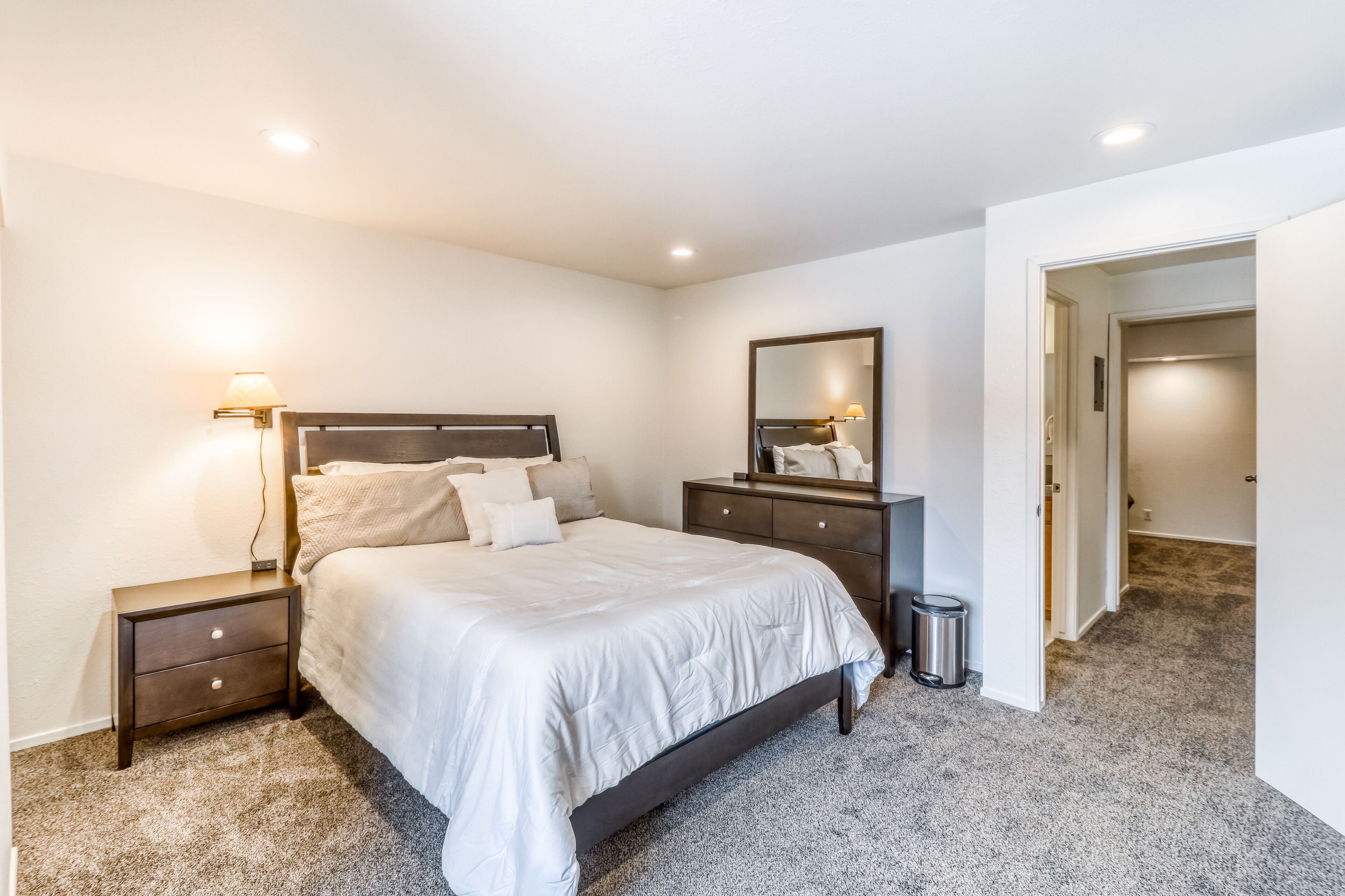 Elegant condo with balcony & washer/dryer - short walk to ski slopes & Main St.