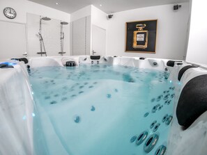 Indoor spa tub