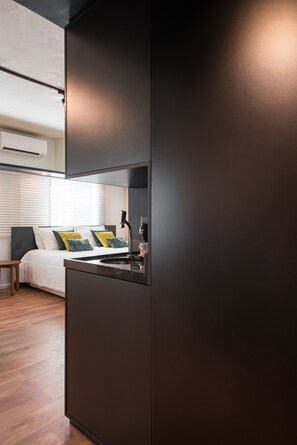 Appartement Standard (TY 1305) | Cuisine privée | Bouilloire électrique, batterie de cuisine, vaisselle et ustensiles