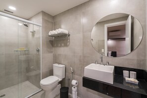 Standard Apartment (TY 1305) | Bathroom | Shower, free toiletries, towels
