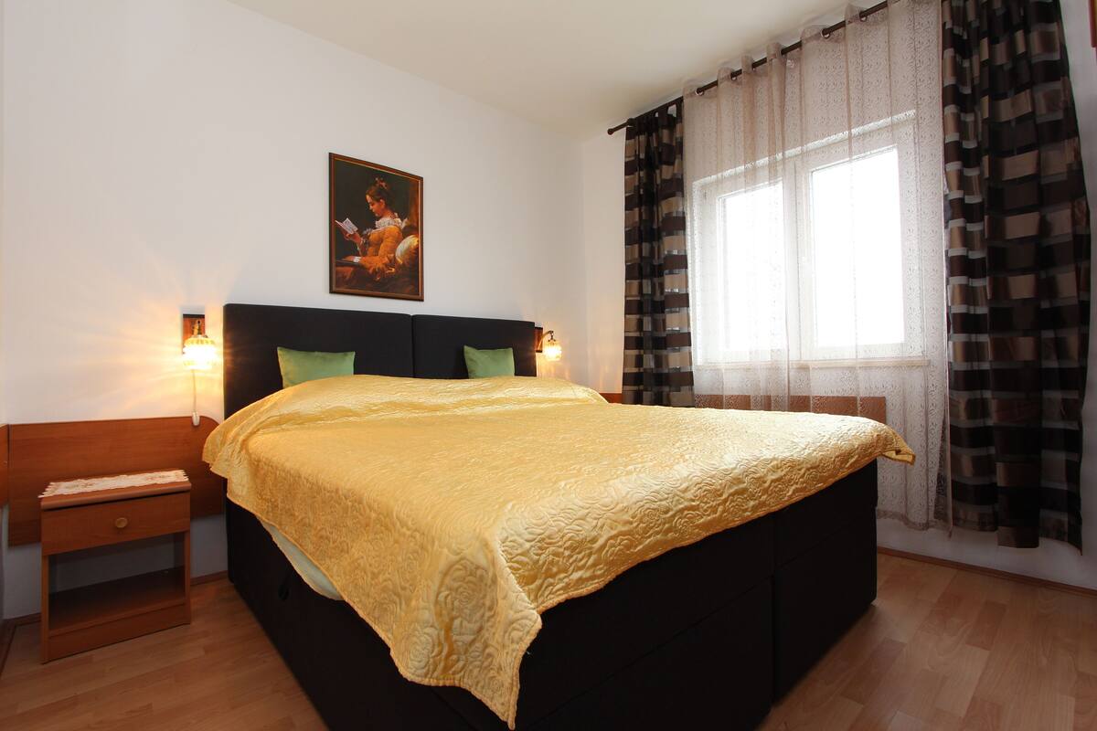 1 bedroom, iron/ironing board, cots/infant beds, free WiFi