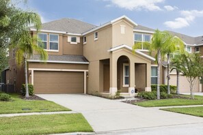 House (Wonderful 6 bed 5 bath House w Pool 1) | Exterior