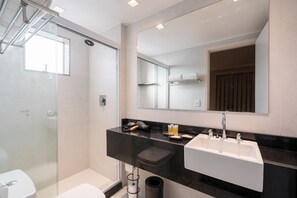 Departamento (RB 1107) | Baño | Regadera, secadora de cabello, toallas 