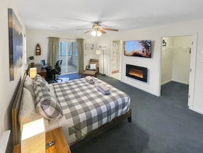 6 bedrooms, desk, iron/ironing board, free WiFi - Huge Comfy Lakefront : Kayaks, Gamerooms, Firepit, Pet Friendly, Bushkill Falls! (Tamiment)