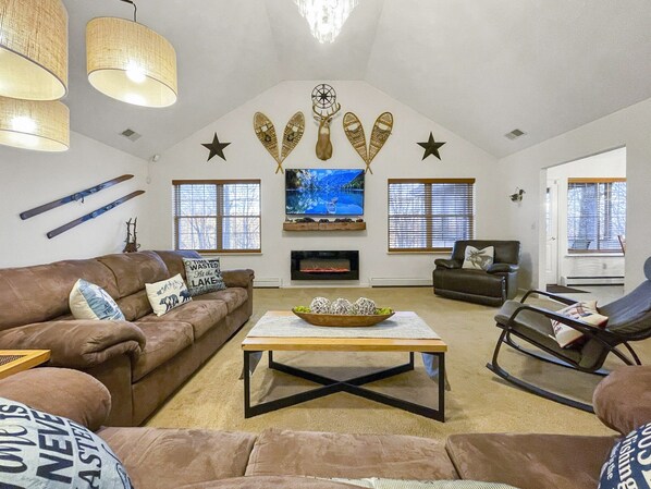 Smart-TV, Kamin, Videospielkonsole, Tischfußball