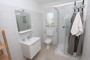 Apartment, 1 Bedroom | Bathroom | Shower, hair dryer, towels - Apartment Diego & Fabio (Rovinj)