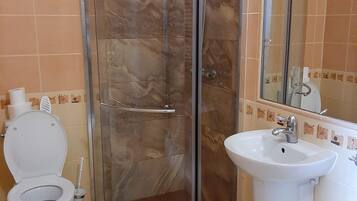 Einzelzimmer | Badezimmer | Haartrockner, Handtücher, Seife, Shampoo
