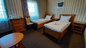 Twin Room | Living area | 40-inch LCD TV with cable channels, TV, toys - Hotel i Restauracja Janków (Zary)