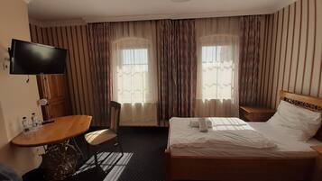 Single Room | Desk, laptop workspace, soundproofing, WiFi (free)