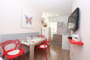 Apartment, 1 Schlafzimmer | Essbereich im Zimmer