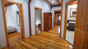 3 slaapkamers, een bureau, een strijkplank/strijkijzer, reisbedje