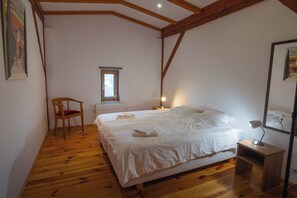 3 camere, una scrivania, ferro/asse da stiro, culla da viaggio