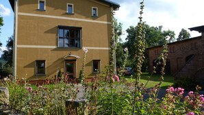 A multi-story building with a flat roof, a central entrance, and multiple windows. - Family-friendly holiday home with a large playroom and garden. Pet-friendly! (Janowice Wielkie)