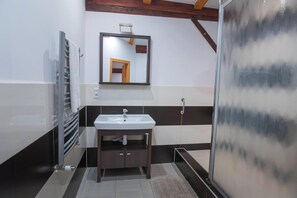 Combined shower/tub, hair dryer, towels, soap