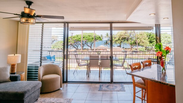 Una sala de estar moderna con un ventanal corredero que da a un patio exterior.