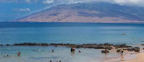 Beach nearby, sun-loungers, beach towels