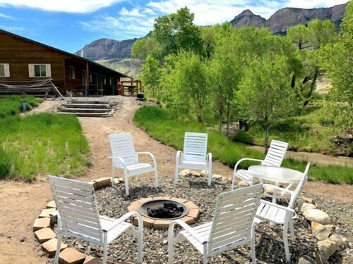 Creek Side Cabin #2- Peaceful location, On the way to Yellowstone!