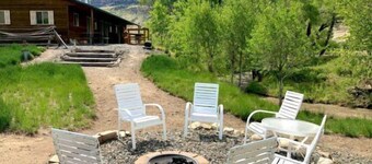 Creek Side Cabin #2- Peaceful location, On the way to Yellowstone!