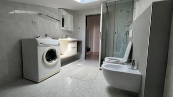 Apartment | Bilik Mandi | Pancuran mandi, pengering rambut, tuala disediakan, tisu tandas