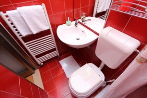 Studio, Sea View | Bathroom | Shower, hair dryer, towels - Apartment Marjanovic (Rovinj)