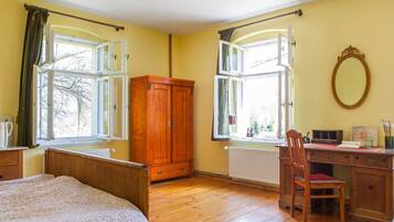 8 bedrooms, desk, free WiFi, bed sheets