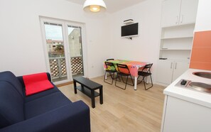Departamento, 1 habitación | Área de sala de estar | Televisión de pantalla plana de 1 pulgadas con canales vía satélite 
