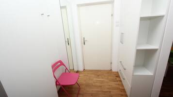 Studio, 1 phòng ngủ | Khu phòng khách | TV màn hình phẳng 1-inch có truyền hình vệ tinh, TV