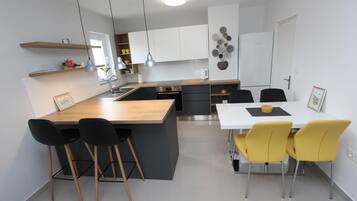 Apartamento, 2 quartos | Opções para refeição no quarto