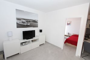 Departamento, 2 habitaciones | Área de sala de estar | Televisión de pantalla plana de 1 pulgadas con canales vía satélite 