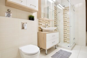 Deluxe Apartment | Bathroom | Towels - Premium Apartments by Hi5 -Elegant Suites Irányi (Budapest)