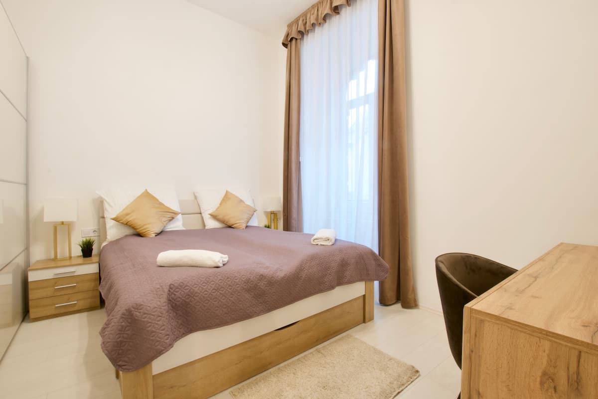 Apartemen Premium, 1 kamar tidur | 1 kamar tidur, setrika/meja setrika, Wi-Fi gratis, dan seprai linen