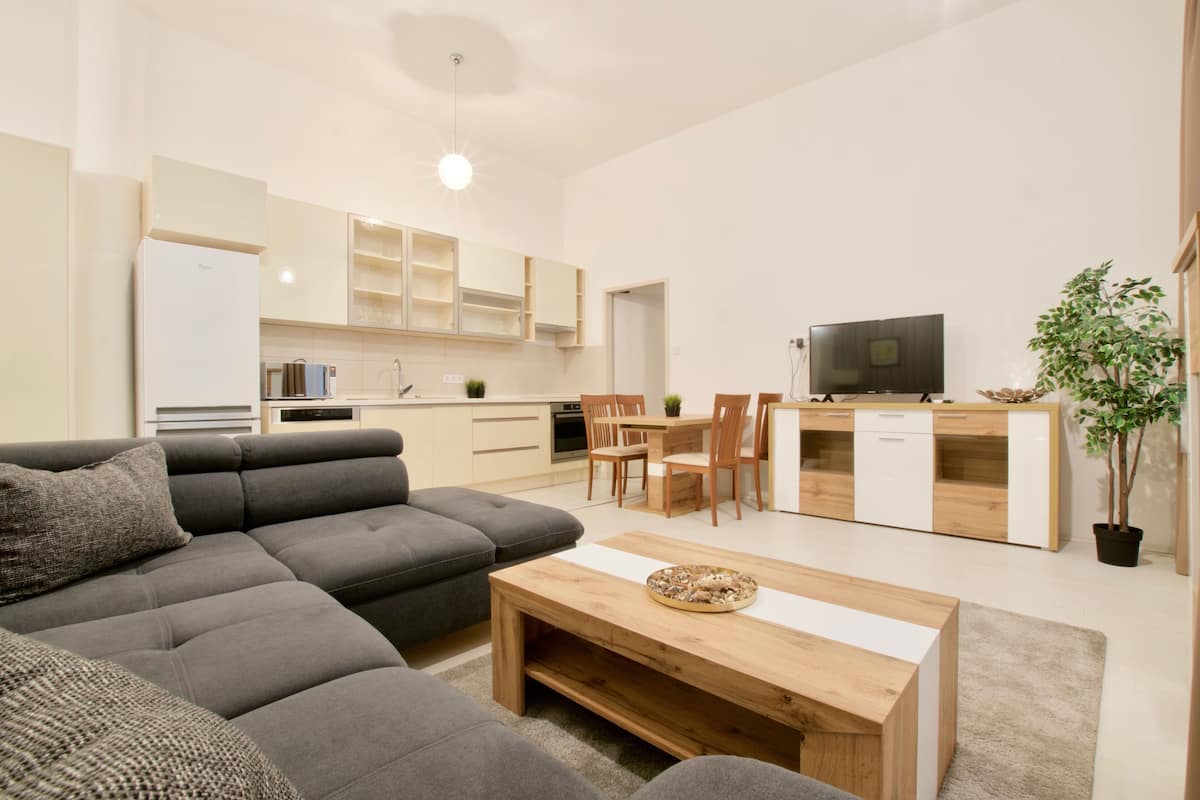 Apartemen Deluks | Ruang keluarga | TV layar datar