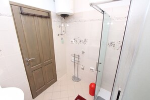 Apartment, 1 Bedroom | Bathroom | Shower, hair dryer, towels - Apartment Zara (Rovinj)