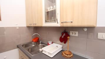 Appartement, 1 slaapkamer | Privékeuken | Een koelkast, een magnetron, een oven, een kookplaat