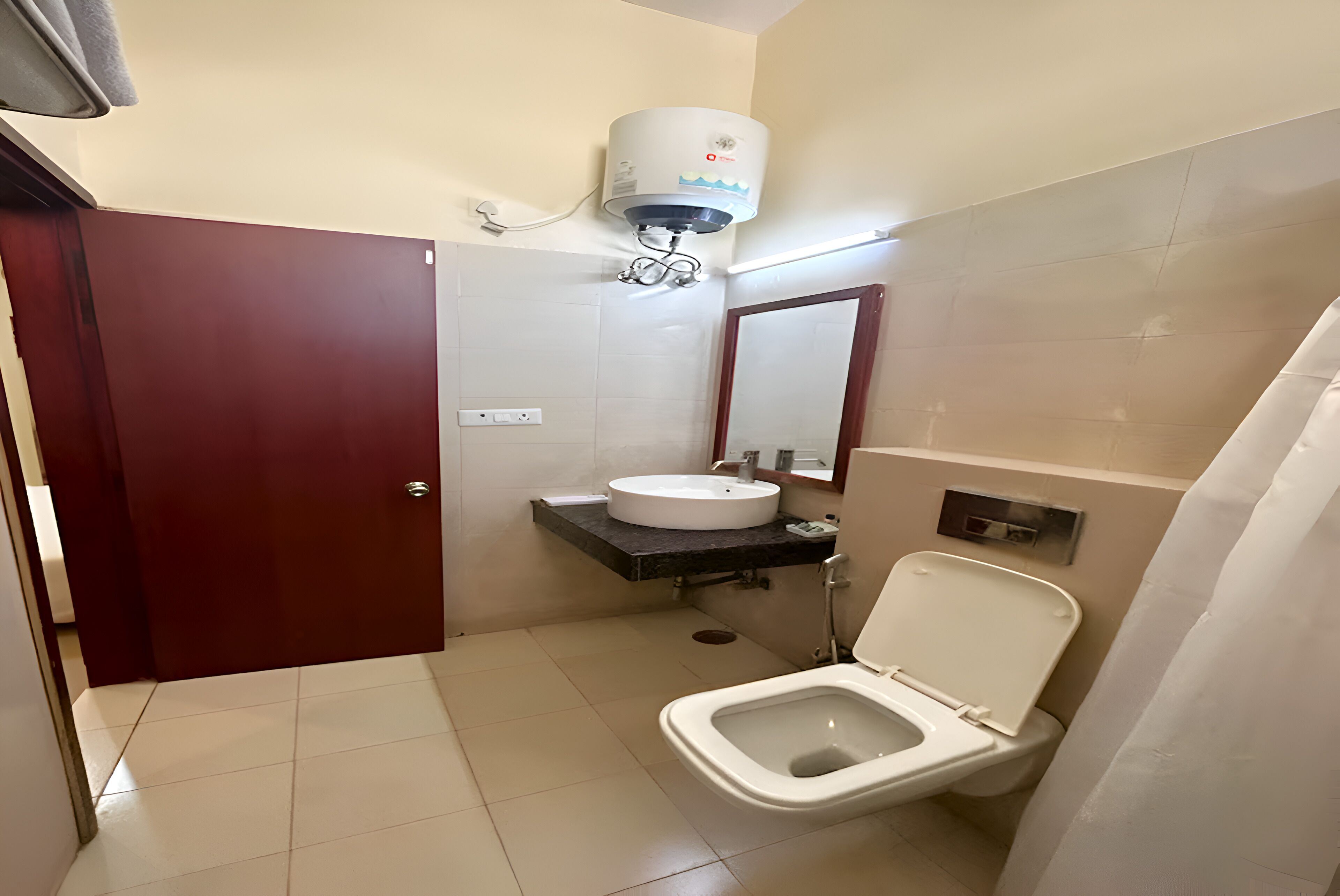 Un bagno piccolo con il water, un lavandino e una doccia.